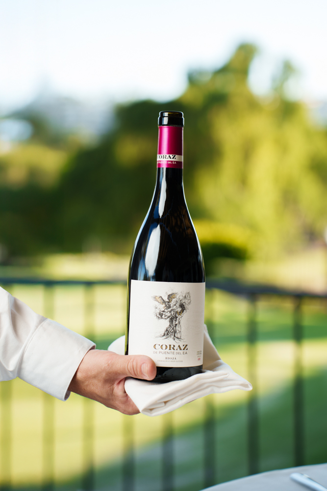 Botella de vino sobre la mesa