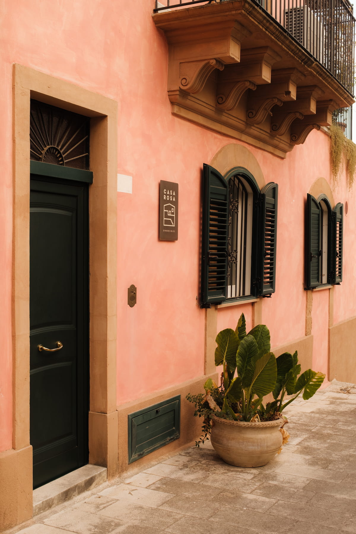 Entrada exterior del restaurante Casa Rosa