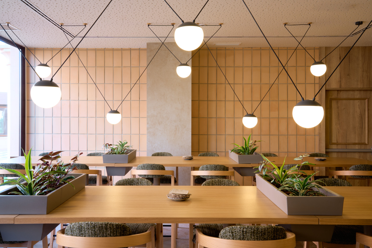 Sala interior de restaurante italiano